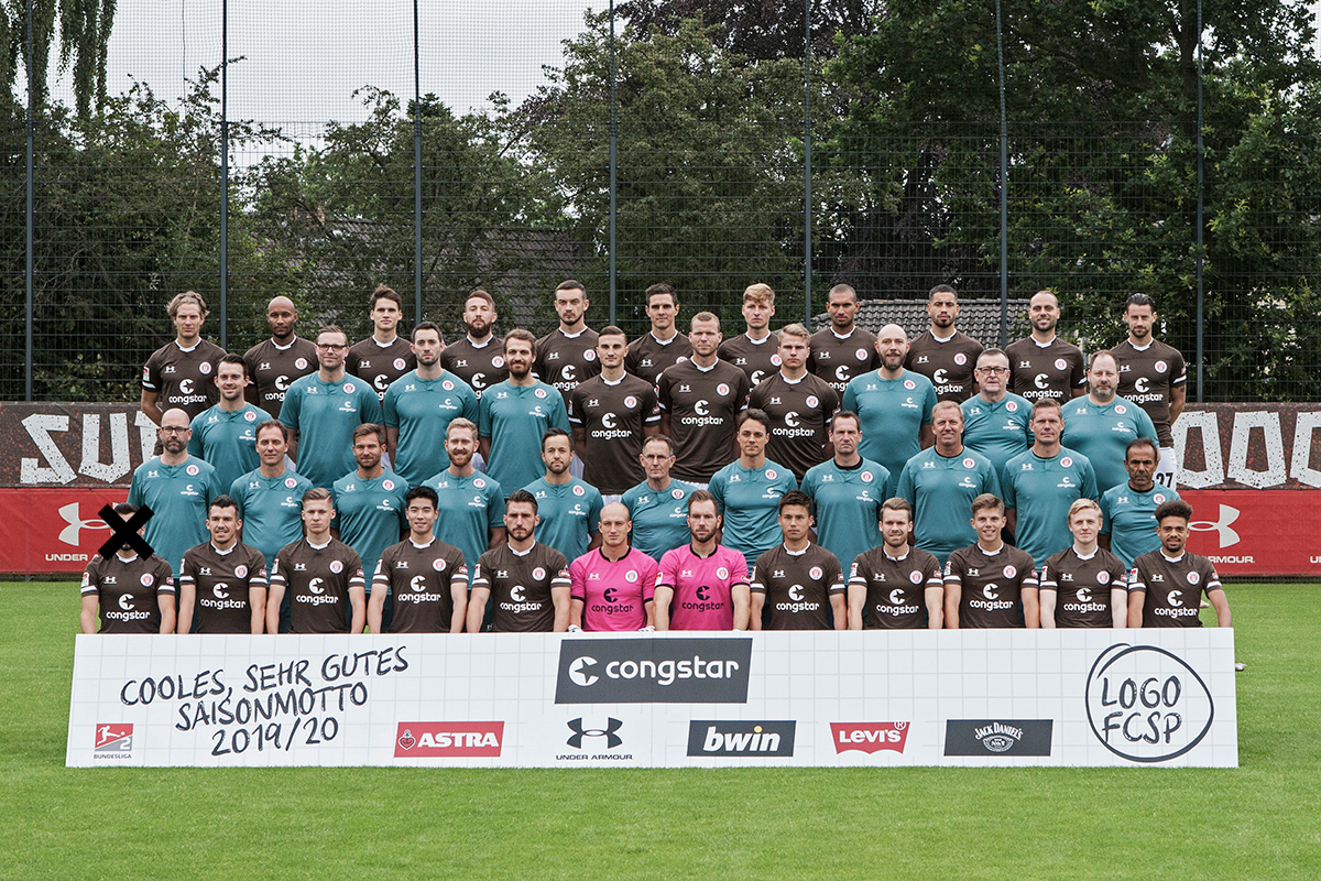 FC St. Pauli Mannschaft afroh